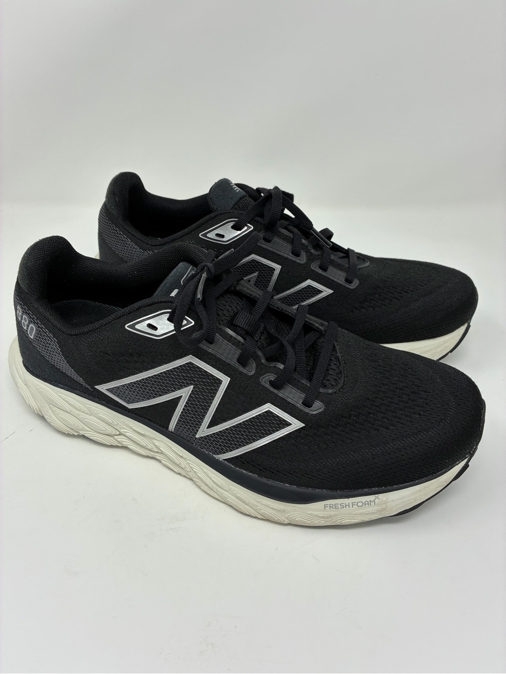 New Balance Men's Black and White Fresh Foam Running Sneakers 880s sz 11